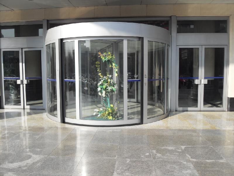 Δύο πτέρυγες αυτόματη περιστρεφόμενη πόρτα για μεγάλα εμπορικά κτίρια με ευγενή εμφάνιση