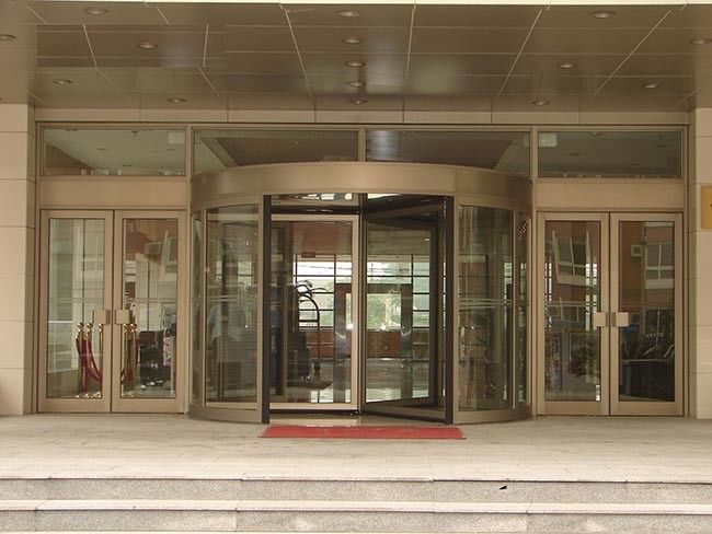 Μεταμορφώστε την είσοδό σας με την τελευταία τεχνολογία της αυτόματης περιστρεφόμενης πόρτας